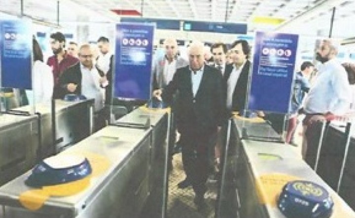 Metro também tira bancos para transportar mais passageiros