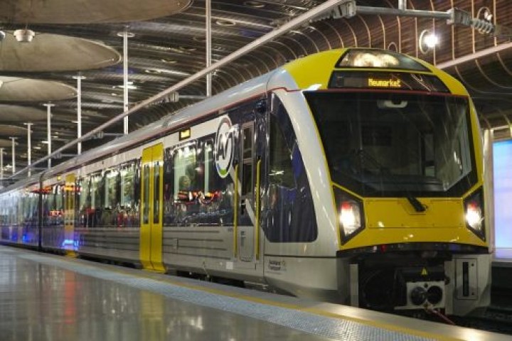 Transdev com interesse na concessão da linha de Cascais e no comboio da Ponte