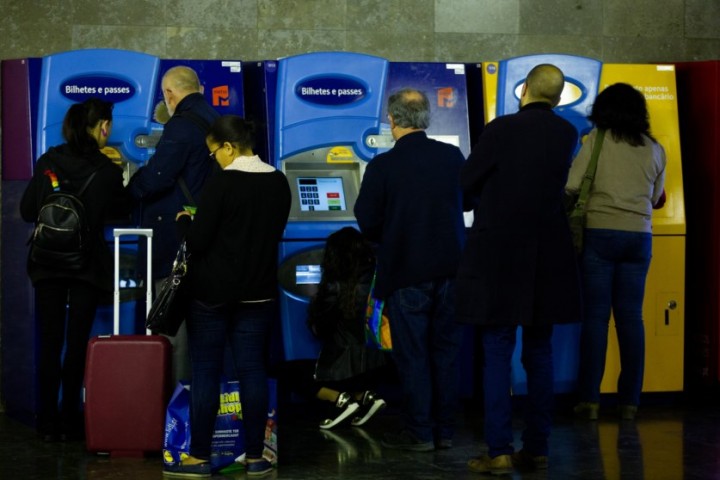 Utentes do Oeste revoltados com “impasse” nos passes inter-regionais para Lisboa