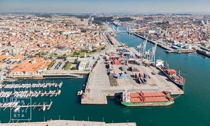 Terminal de Contentores de Leixões (TCL) opera uma dezena de navios num só dia