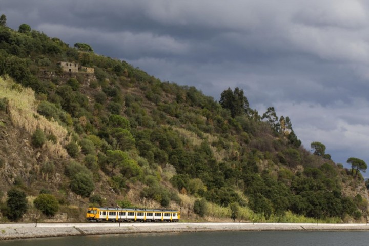 Só as viagens de Lisboa ao Porto e Braga superam os 100 km/hora