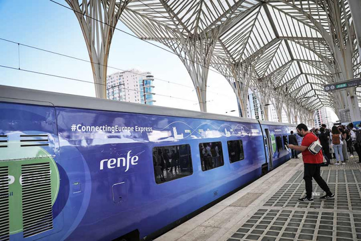 Comboio europeu chegou a Paris, muitas peripécias depois